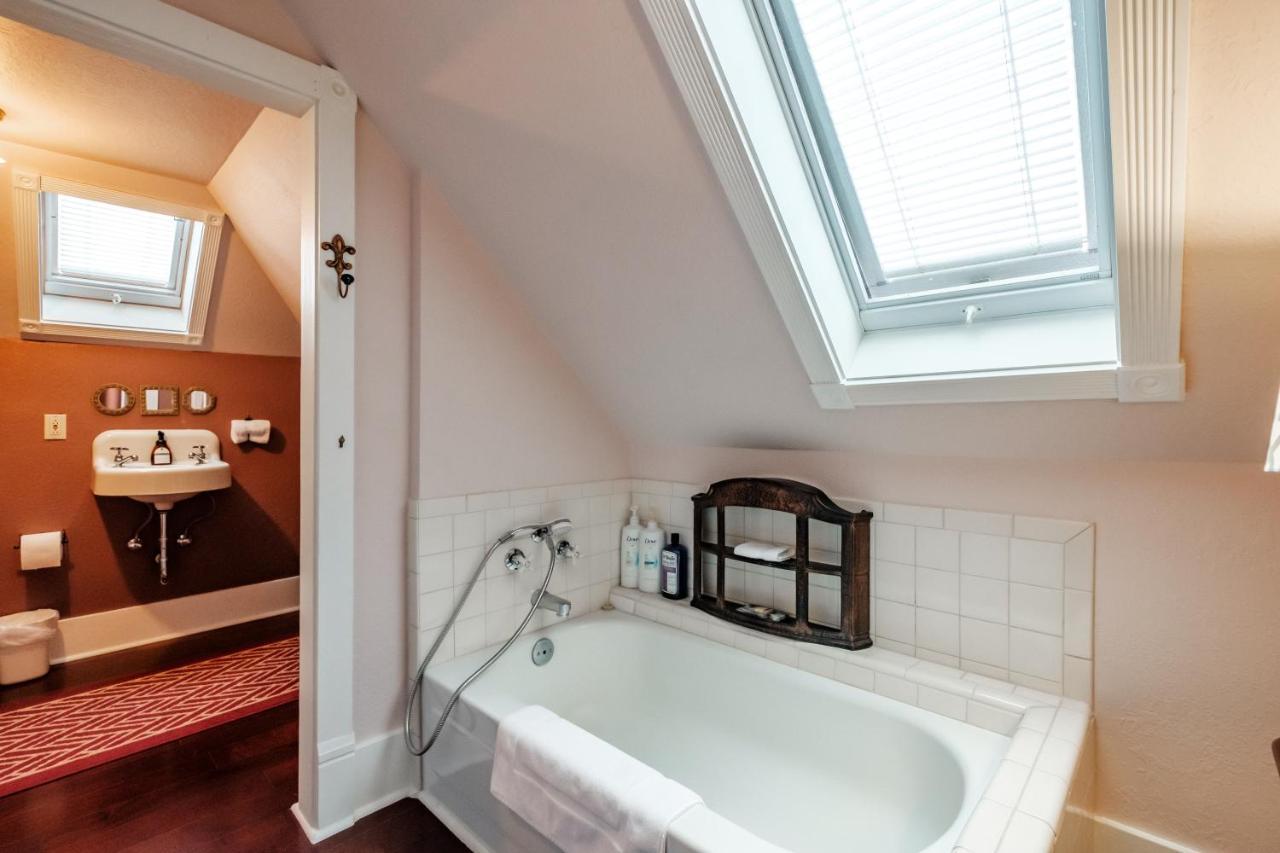 Mamere'S Guest House Monmouth Bagian luar foto